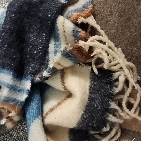 🔴 🔚🔜 2pc Soft Fuzzy Saddle Blanket Style Scarfs . - Picture 9 of 9